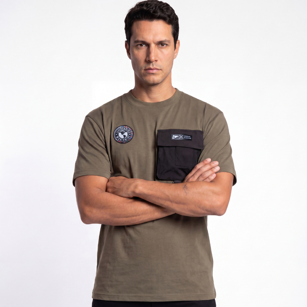 Camiseta Masculina Com Bolso Legendarios -Chumbo Camiseta Masculina Com Bolso Legendarios -Chumbo