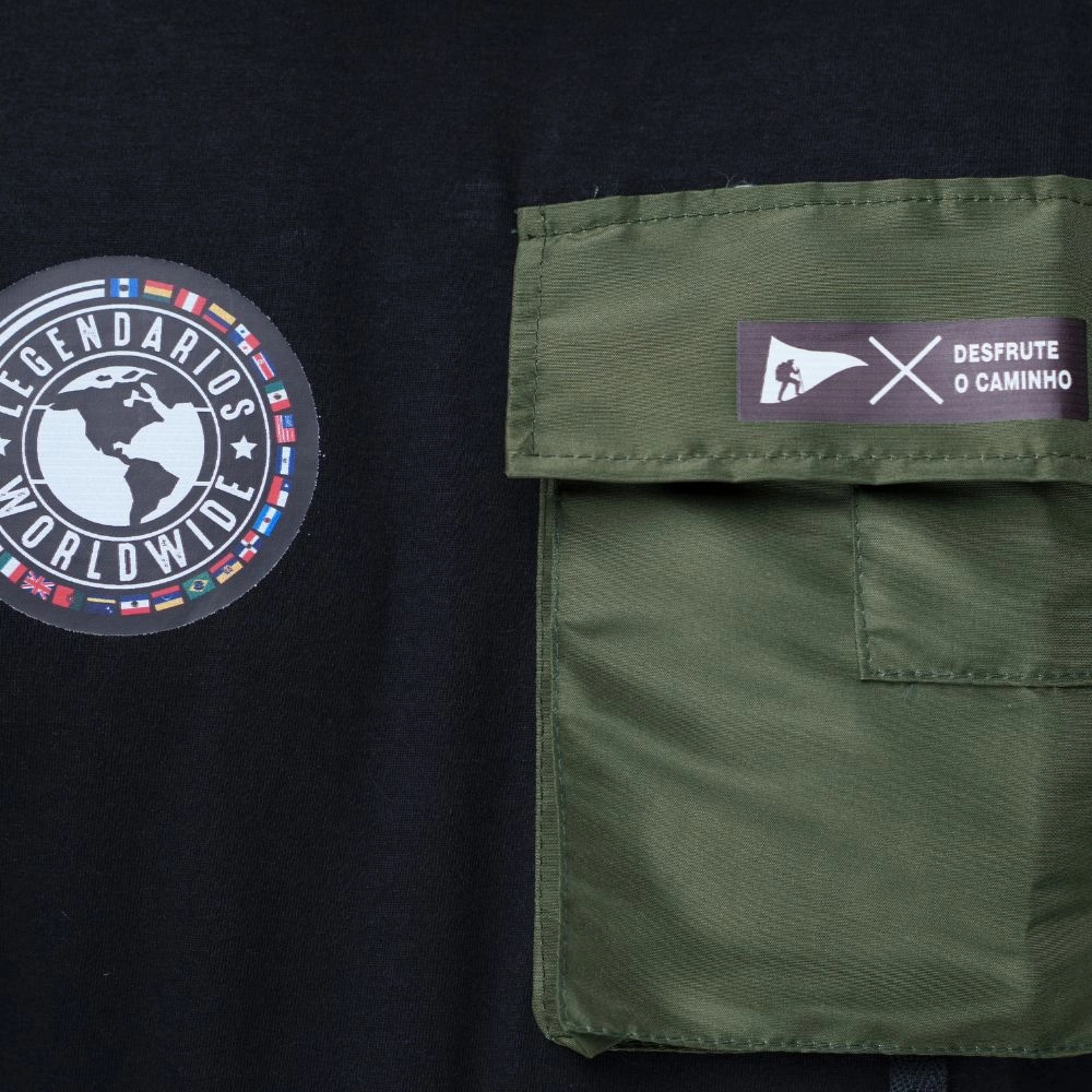Camiseta Masculina Com Bolso Legendarios -Preto